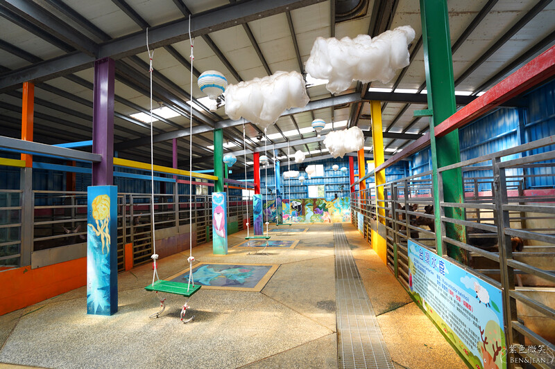 宜蘭礁溪親子餐廳推薦！水鹿咖啡親子館餵水鹿 玩溜滑梯，宜蘭親子旅遊。