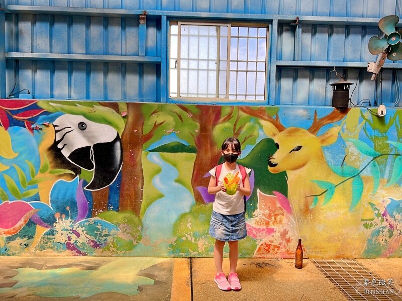 宜蘭礁溪親子餐廳推薦！水鹿咖啡親子館餵水鹿 玩溜滑梯，宜蘭親子旅遊。