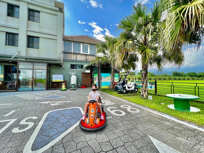 宜蘭礁溪親子餐廳推薦！水鹿咖啡親子館餵水鹿 玩溜滑梯，宜蘭親子旅遊。