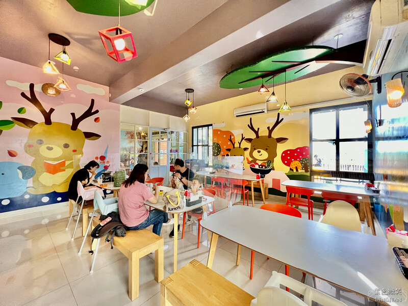 宜蘭礁溪親子餐廳推薦！水鹿咖啡親子館餵水鹿 玩溜滑梯，宜蘭親子旅遊。