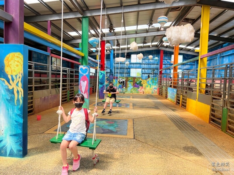 宜蘭礁溪親子餐廳推薦！水鹿咖啡親子館餵水鹿 玩溜滑梯，宜蘭親子旅遊。