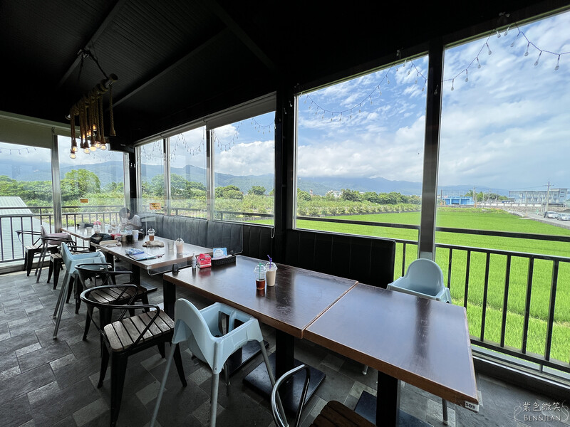 宜蘭礁溪親子餐廳推薦！水鹿咖啡親子館餵水鹿 玩溜滑梯，宜蘭親子旅遊。