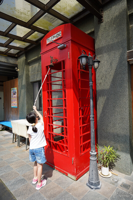 宜蘭礁溪親子餐廳推薦！水鹿咖啡親子館餵水鹿 玩溜滑梯，宜蘭親子旅遊。