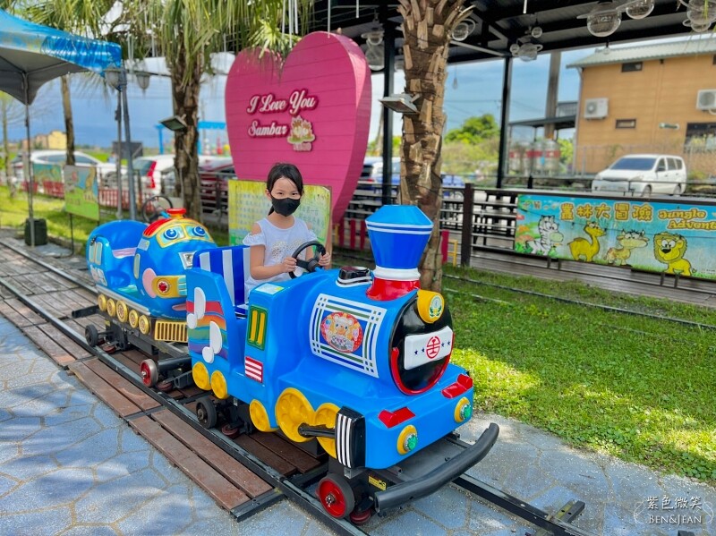 宜蘭礁溪親子餐廳推薦！水鹿咖啡親子館餵水鹿 玩溜滑梯，宜蘭親子旅遊。