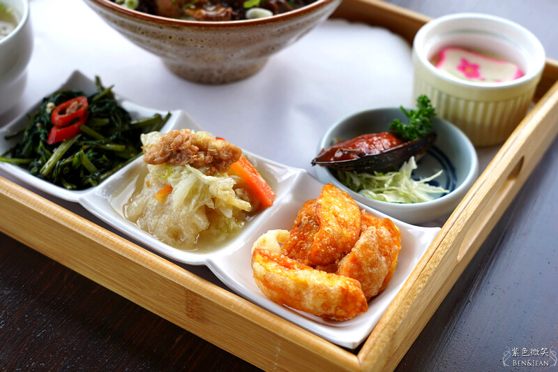 宜蘭礁溪親子餐廳推薦！水鹿咖啡親子館餵水鹿 玩溜滑梯，宜蘭親子旅遊。