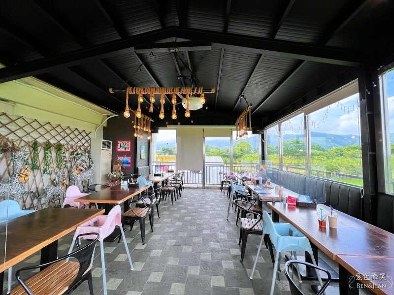 宜蘭礁溪親子餐廳推薦！水鹿咖啡親子館餵水鹿 玩溜滑梯，宜蘭親子旅遊。