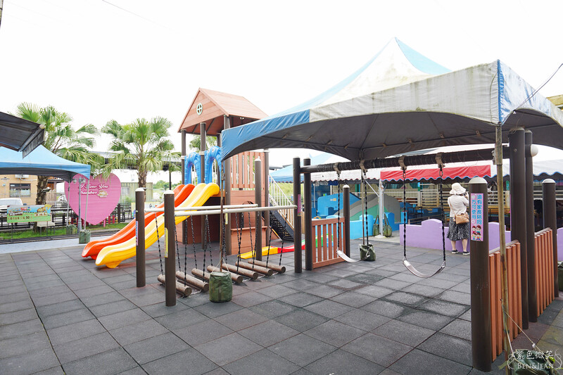 宜蘭礁溪親子餐廳推薦！水鹿咖啡親子館餵水鹿 玩溜滑梯，宜蘭親子旅遊。