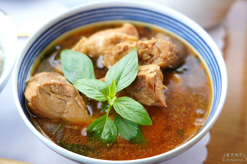 宜蘭礁溪親子餐廳推薦！水鹿咖啡親子館餵水鹿 玩溜滑梯，宜蘭親子旅遊。