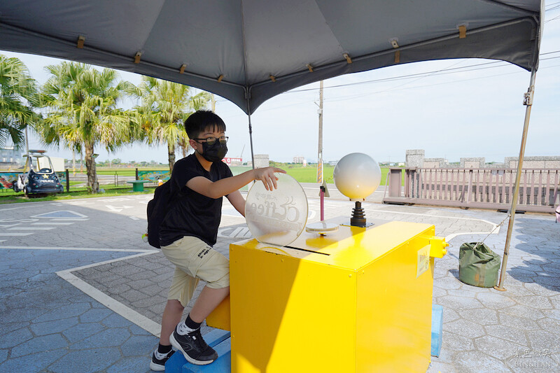 宜蘭礁溪親子餐廳推薦！水鹿咖啡親子館餵水鹿 玩溜滑梯，宜蘭親子旅遊。