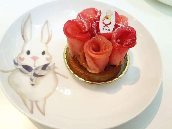 「科技大樓」擁有撫慰人心魔法的法式甜點店-嗜甜點！ 推薦宛如沙漠中的玫瑰～蘋果手桿千層派！！