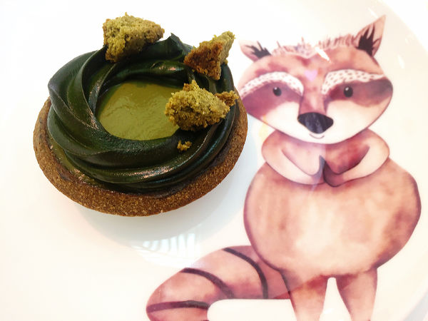 「科技大樓」擁有撫慰人心魔法的法式甜點店-嗜甜點！ 推薦宛如沙漠中的玫瑰～蘋果手桿千層派！！