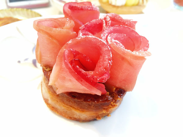 「科技大樓」擁有撫慰人心魔法的法式甜點店-嗜甜點！ 推薦宛如沙漠中的玫瑰～蘋果手桿千層派！！