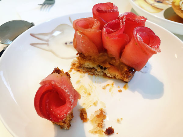 「科技大樓」擁有撫慰人心魔法的法式甜點店-嗜甜點！ 推薦宛如沙漠中的玫瑰～蘋果手桿千層派！！