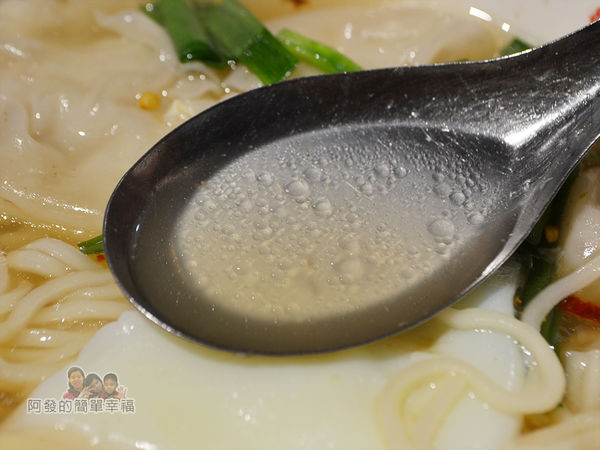 老曹餛飩(店面)24-餛蛋麵湯頭