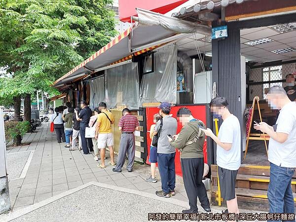 深丘大腸蚵仔麵線03-11點的人潮排到過了轉角.jpg