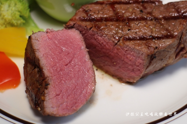 Mr. Tom 頂級牛排店:桃園龜山美食『Mr. Tom 頂級牛排店』林口好吃/比50元硬幣還厚的菲力牛排/飲料無限供應