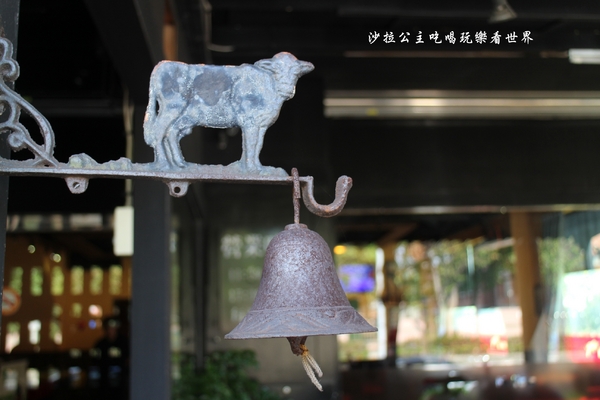 Mr. Tom 頂級牛排店:桃園龜山美食『Mr. Tom 頂級牛排店』林口好吃/比50元硬幣還厚的菲力牛排/飲料無限供應