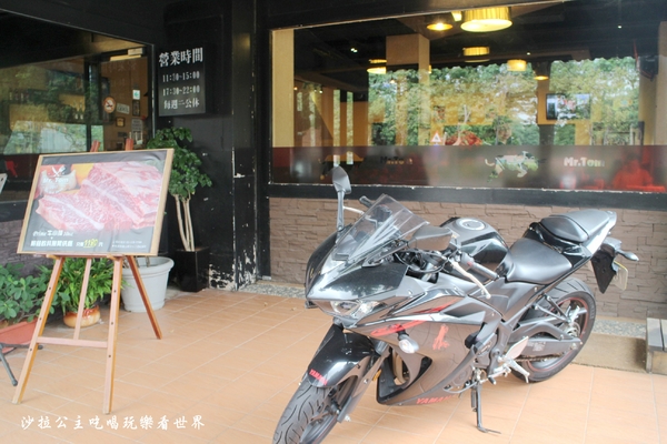 Mr. Tom 頂級牛排店:桃園龜山美食『Mr. Tom 頂級牛排店』林口好吃/比50元硬幣還厚的菲力牛排/飲料無限供應