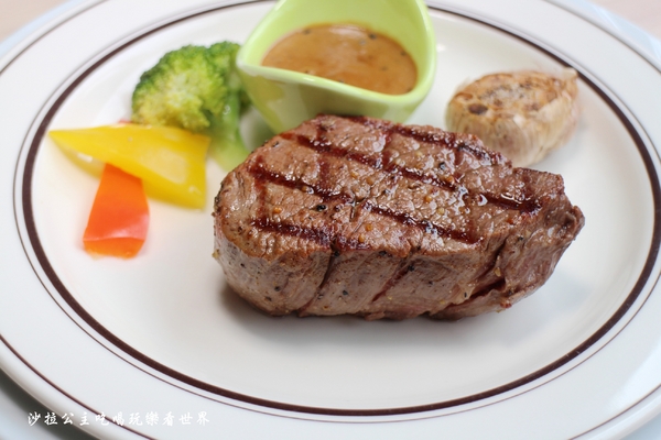 Mr. Tom 頂級牛排店:桃園龜山美食『Mr. Tom 頂級牛排店』林口好吃/比50元硬幣還厚的菲力牛排/飲料無限供應