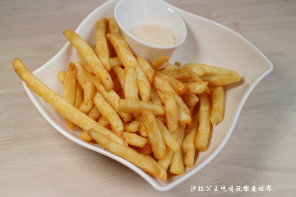 Mr. Tom 頂級牛排店:桃園龜山美食『Mr. Tom 頂級牛排店』林口好吃/比50元硬幣還厚的菲力牛排/飲料無限供應