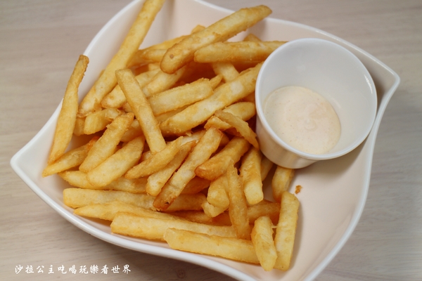 Mr. Tom 頂級牛排店:桃園龜山美食『Mr. Tom 頂級牛排店』林口好吃/比50元硬幣還厚的菲力牛排/飲料無限供應