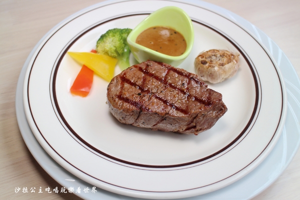 Mr. Tom 頂級牛排店:桃園龜山美食『Mr. Tom 頂級牛排店』林口好吃/比50元硬幣還厚的菲力牛排/飲料無限供應