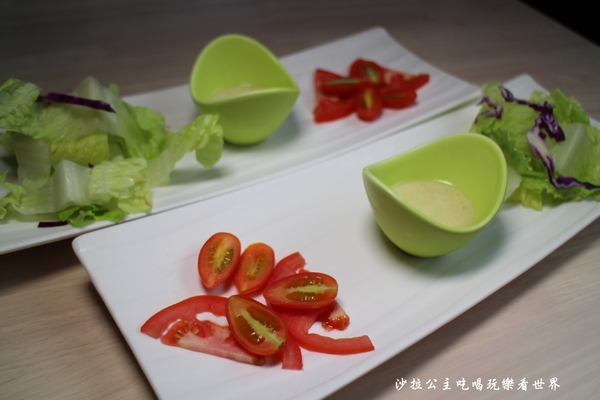 Mr. Tom 頂級牛排店:桃園龜山美食『Mr. Tom 頂級牛排店』林口好吃/比50元硬幣還厚的菲力牛排/飲料無限供應