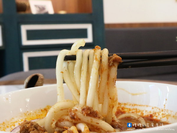 Mamak檔:〖台中│美食〗Mamak檔 星馬料理 ❤ 勤美商圈IG打卡熱點!!台北超夯馬來西亞料理店在台中也吃的到啦,裝潢超美,結合彩繪拍照景點,還有台中店限定湯麵重口味上市囉~