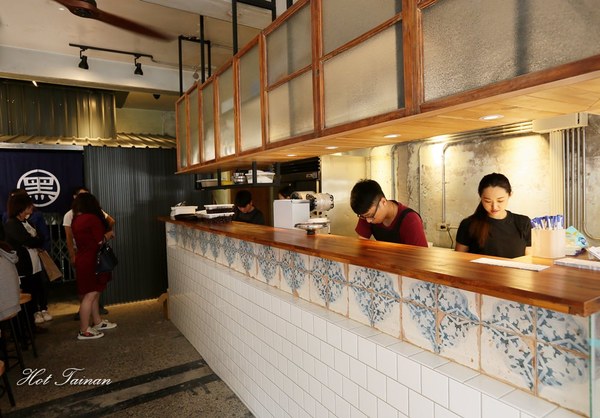 黑工號嫩仙草 赤崁店:【台南美食】黑工號嫩仙草赤崁店:老屋工業風格,享受一碗嫩仙草的悠閒食光