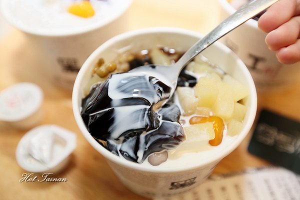 黑工號嫩仙草 赤崁店:【台南美食】黑工號嫩仙草赤崁店:老屋工業風格,享受一碗嫩仙草的悠閒食光