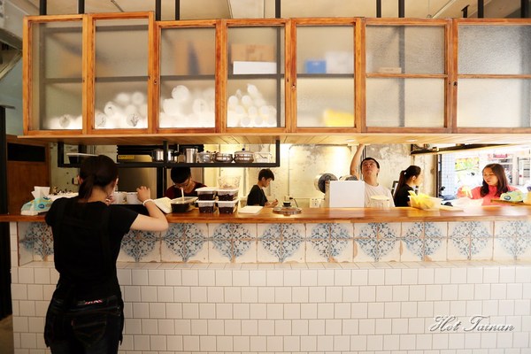 黑工號嫩仙草 赤崁店:【台南美食】黑工號嫩仙草赤崁店:老屋工業風格,享受一碗嫩仙草的悠閒食光