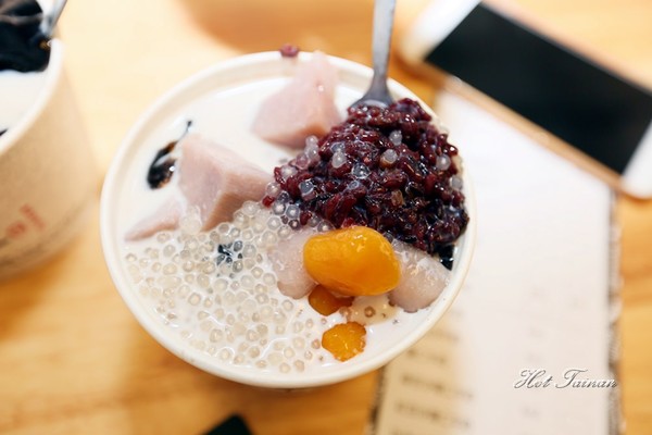 黑工號嫩仙草 赤崁店:【台南美食】黑工號嫩仙草赤崁店:老屋工業風格,享受一碗嫩仙草的悠閒食光