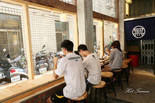 黑工號嫩仙草 赤崁店:【台南美食】黑工號嫩仙草赤崁店:老屋工業風格,享受一碗嫩仙草的悠閒食光