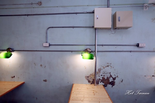 黑工號嫩仙草 赤崁店:【台南美食】黑工號嫩仙草赤崁店:老屋工業風格,享受一碗嫩仙草的悠閒食光