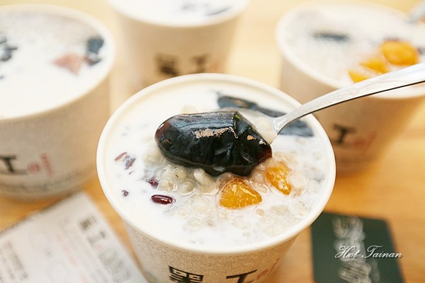 黑工號嫩仙草 赤崁店:【台南美食】黑工號嫩仙草赤崁店:老屋工業風格,享受一碗嫩仙草的悠閒食光