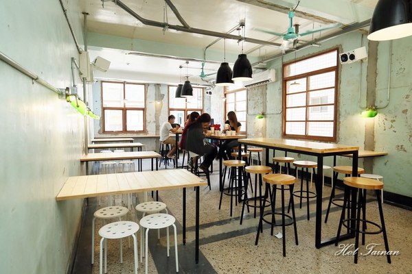 黑工號嫩仙草 赤崁店:【台南美食】黑工號嫩仙草赤崁店:老屋工業風格,享受一碗嫩仙草的悠閒食光