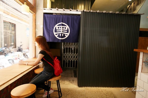 黑工號嫩仙草 赤崁店:【台南美食】黑工號嫩仙草赤崁店:老屋工業風格,享受一碗嫩仙草的悠閒食光