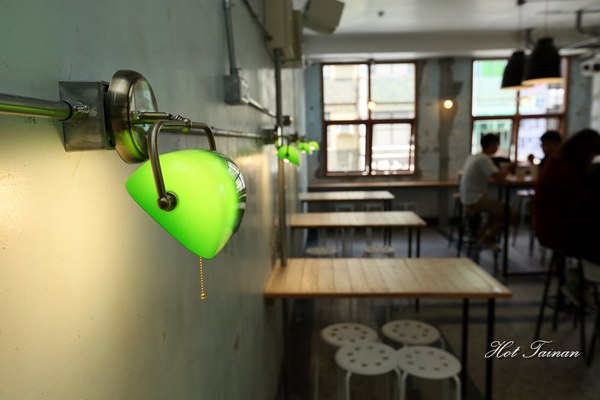 黑工號嫩仙草 赤崁店:【台南美食】黑工號嫩仙草赤崁店:老屋工業風格,享受一碗嫩仙草的悠閒食光