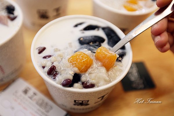 黑工號嫩仙草 赤崁店:【台南美食】黑工號嫩仙草赤崁店:老屋工業風格,享受一碗嫩仙草的悠閒食光