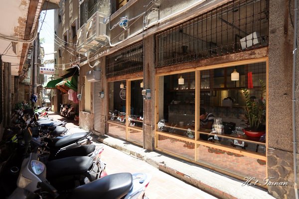 黑工號嫩仙草 赤崁店:【台南美食】黑工號嫩仙草赤崁店:老屋工業風格,享受一碗嫩仙草的悠閒食光