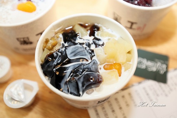 黑工號嫩仙草 赤崁店:【台南美食】黑工號嫩仙草赤崁店:老屋工業風格,享受一碗嫩仙草的悠閒食光