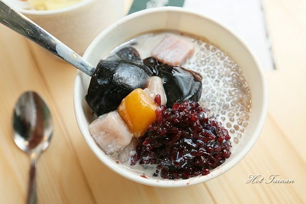 黑工號嫩仙草 赤崁店:【台南美食】黑工號嫩仙草赤崁店:老屋工業風格,享受一碗嫩仙草的悠閒食光