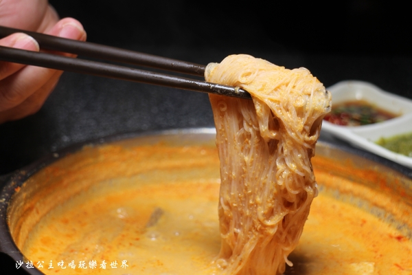 王子鴻精緻鍋物(原:王子鴻異國精緻火鍋):三重涮涮鍋/火鍋『王子鴻精緻鍋物』副餐/甜湯/飲料/冰淇淋無限供應/吃的到南洋風味鍋底/捷運台北橋站