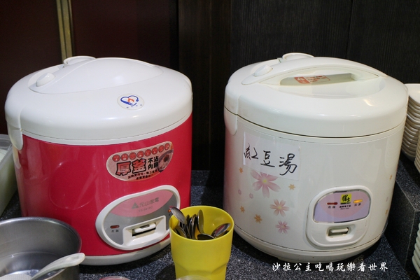 王子鴻精緻鍋物(原:王子鴻異國精緻火鍋):三重涮涮鍋/火鍋『王子鴻精緻鍋物』副餐/甜湯/飲料/冰淇淋無限供應/吃的到南洋風味鍋底/捷運台北橋站