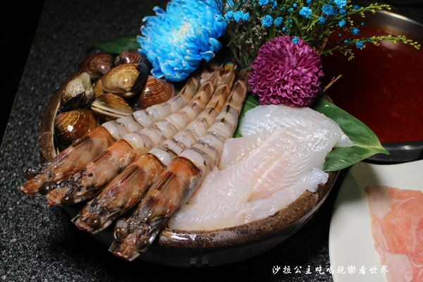 王子鴻精緻鍋物(原:王子鴻異國精緻火鍋):三重美食『王子鴻精緻鍋物』涮涮鍋/火鍋/打卡優惠/副餐.飲料.冰淇淋無限供應/捷運台北橋站