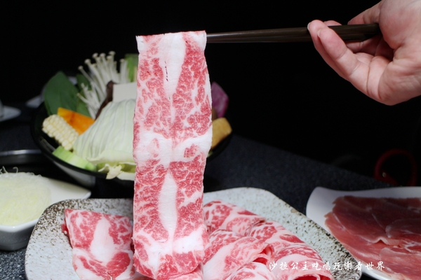 王子鴻精緻鍋物(原:王子鴻異國精緻火鍋):三重涮涮鍋/火鍋『王子鴻精緻鍋物』副餐/甜湯/飲料/冰淇淋無限供應/吃的到南洋風味鍋底/捷運台北橋站