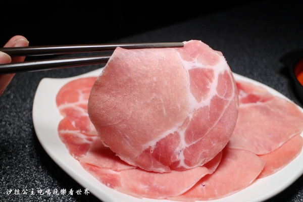 王子鴻精緻鍋物(原:王子鴻異國精緻火鍋):三重涮涮鍋/火鍋『王子鴻精緻鍋物』副餐/甜湯/飲料/冰淇淋無限供應/吃的到南洋風味鍋底/捷運台北橋站