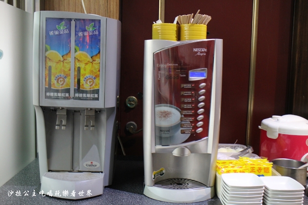 王子鴻精緻鍋物(原:王子鴻異國精緻火鍋):三重涮涮鍋/火鍋『王子鴻精緻鍋物』副餐/甜湯/飲料/冰淇淋無限供應/吃的到南洋風味鍋底/捷運台北橋站