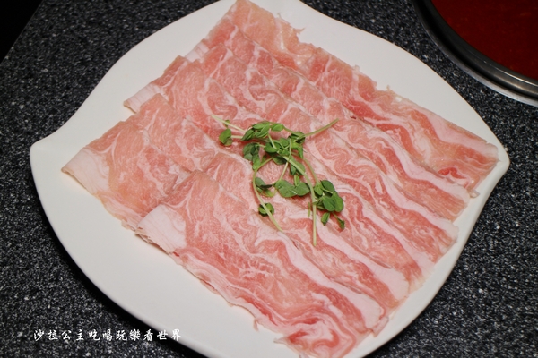 王子鴻精緻鍋物(原:王子鴻異國精緻火鍋):三重美食『王子鴻精緻鍋物』涮涮鍋/火鍋/打卡優惠/副餐.飲料.冰淇淋無限供應/捷運台北橋站