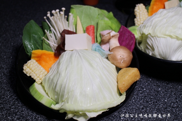 王子鴻精緻鍋物(原:王子鴻異國精緻火鍋):三重涮涮鍋/火鍋『王子鴻精緻鍋物』副餐/甜湯/飲料/冰淇淋無限供應/吃的到南洋風味鍋底/捷運台北橋站